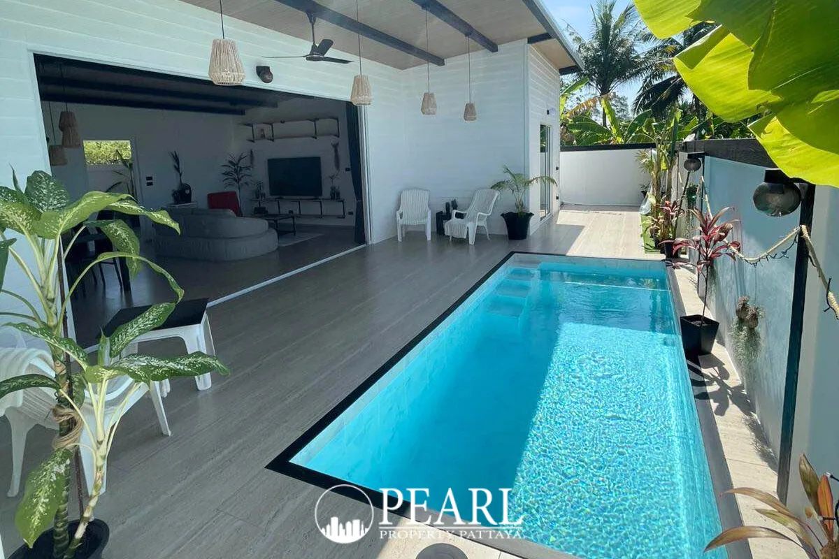 2 Bedroom House for Sale in Central Pattaya spacious living room