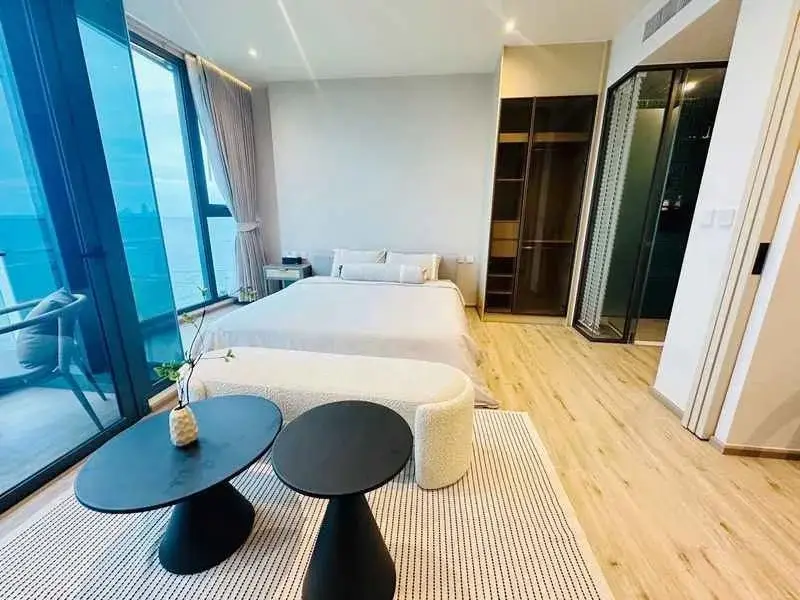 1 Bedroom Condo for Rent at Arom Wongamat bedroom with sea view balcony and wooden flooring