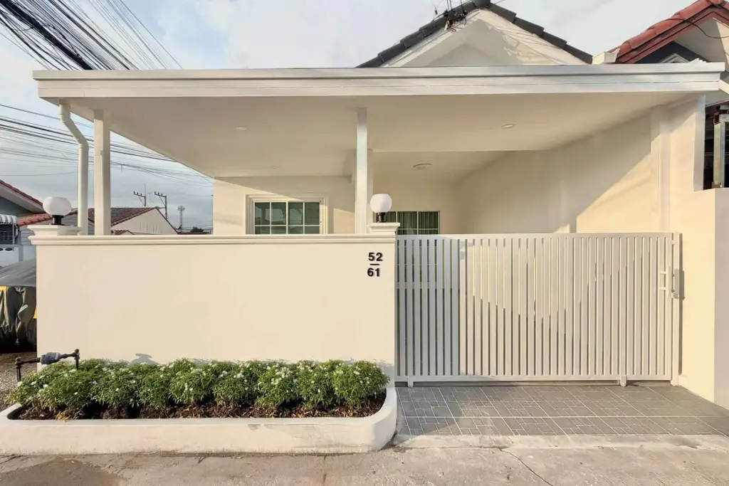 3 Bedroom Townhouse for Sale at Chokchai Village 4, Pattaya, Thailand — 3-bedroom Townhouse — photo 1