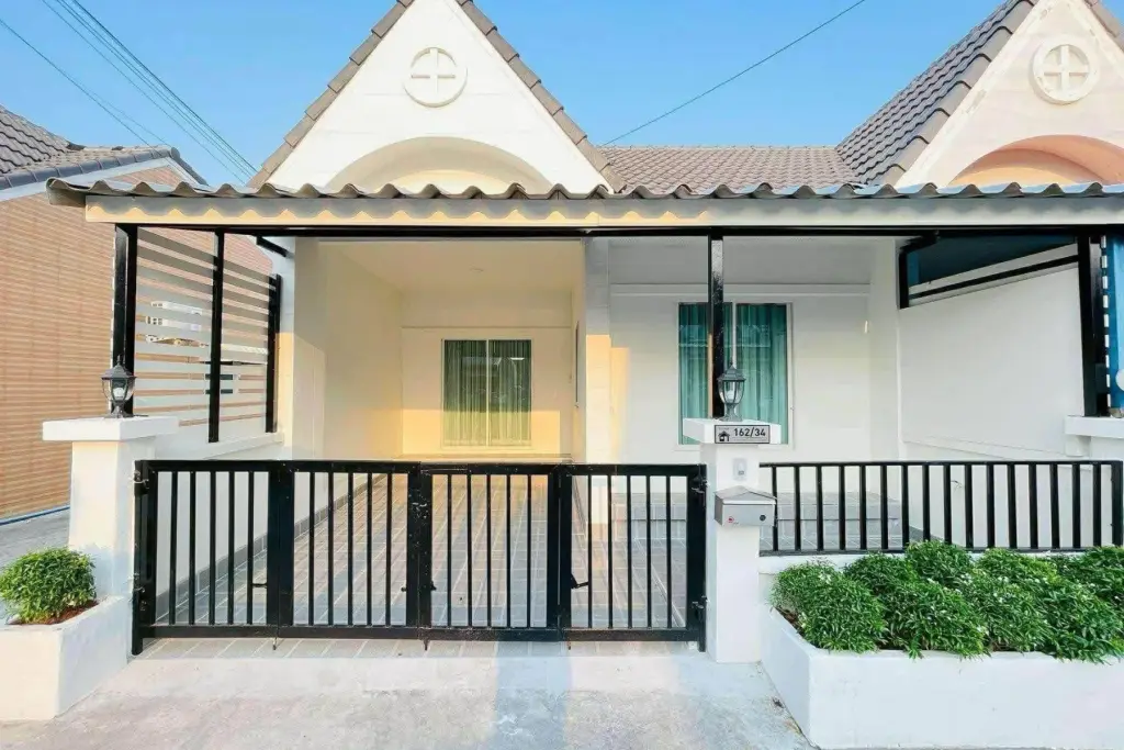 2 Bedroom Townhouse for Sale in East Pattaya, Pattaya, Thailand — 2-bedroom Townhouse — photo 1