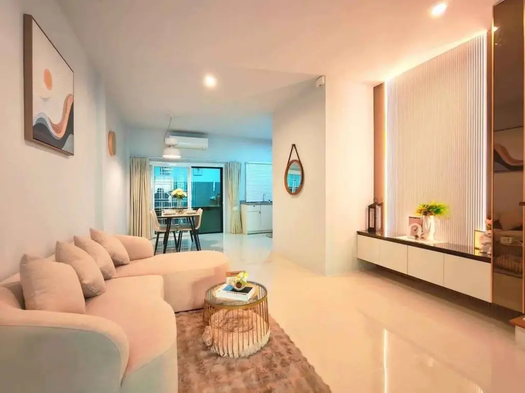 3 Bedroom Townhouse for Rent in East Pattaya, Pattaya, Thailand — 3-bedroom Townhouse — photo 1