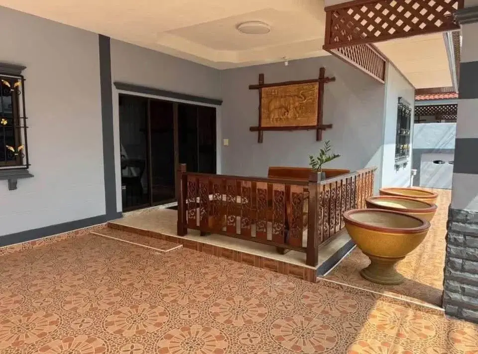 3 Bedroom Townhouse for Rent in East Pattaya covered balcony with carved wood railing and ceramic urn planters