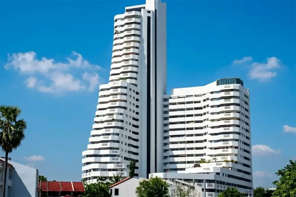 Jomtien Beach Paradise: Aerial view of the condo complex with two swimming pools and lush green landscaping.