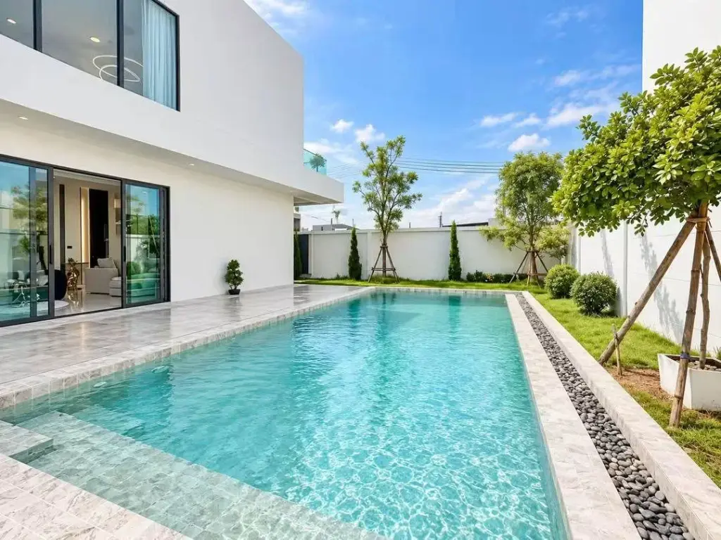 5 Bedroom House for Sale & Rent in Huai Yai modern villa with private swimming pool and landscaped garden