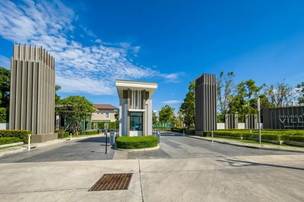 Pruksa Ville 71/2 Laem Chabang - Bang Lamung gated community entrance with security booth and automated barriers.