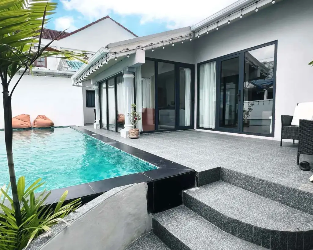 5 Bedroom House for Rent in Jomtien exterior view with pool, poolside loungers, and tiled steps