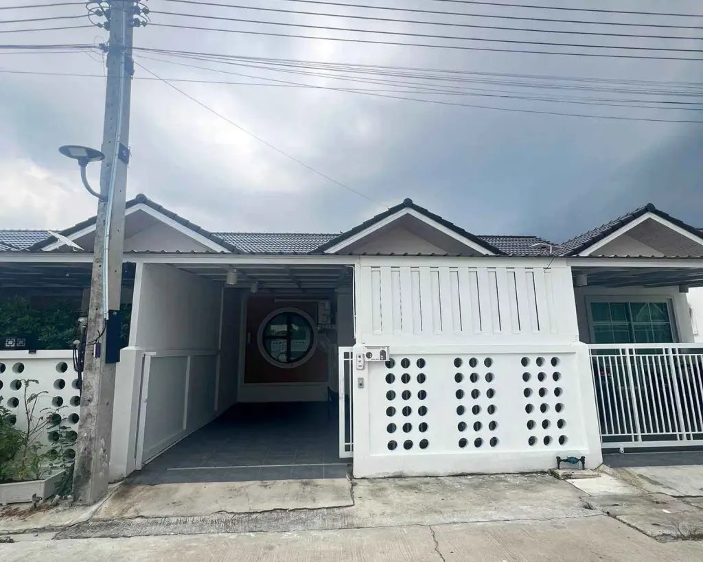 2 Bedroom Townhouse for Rent in Na Kluea exterior view with white gated entrance and covered carport