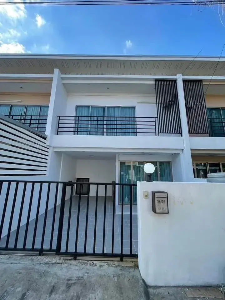 3 Bedroom House for Rent in Na Kluea two-story townhouse exterior with gated entrance and balcony
