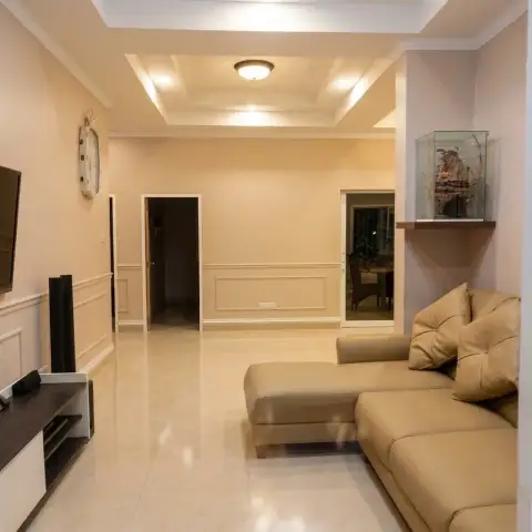 3 Bedroom House for Sale in East Pattaya hallway view with sofa, TV and tray ceiling lighting