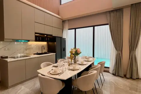 4 Bedroom House for Sale in Tree Villa private swimming pool and patio