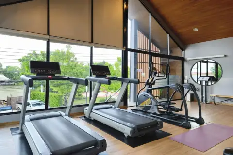 Supalai Ville Pattaya - Motorway fitness center with treadmills and elliptical trainer and garden view