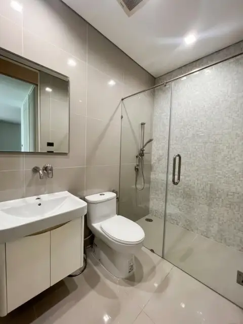 2 Bedroom Condo for Sale at Reflection Jomtien Beach modern bathroom with glass shower and toilet