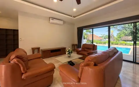 5 Bedroom House for Sale in Central Pattaya master bedroom with en-suite