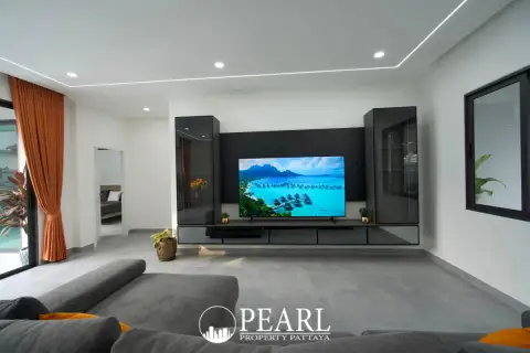 3 Bedroom House for Sale in East Pattaya master bedroom with ensuite