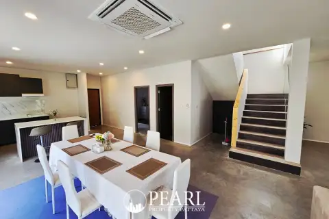 4 Bedroom House for Sale in Central Pattaya private swimming pool and patio area