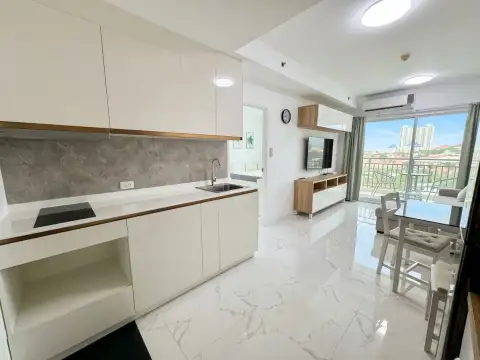1 Bedroom Condo for Sale at Supalai Mare Pattaya open-plan kitchen with marble countertops and dining area view