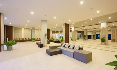 Lumpini Park Beach Jomtien spacious lobby lounge with sofas and stone pillars