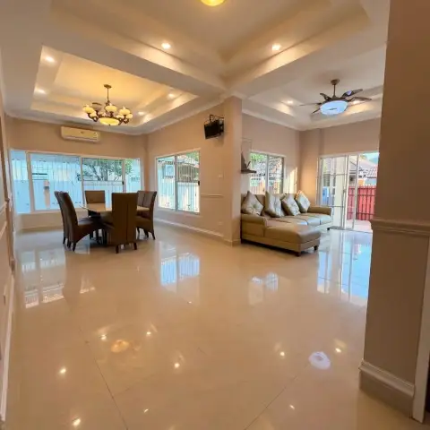 3 Bedroom House for Sale in East Pattaya open-plan living and dining area with glossy tile flooring