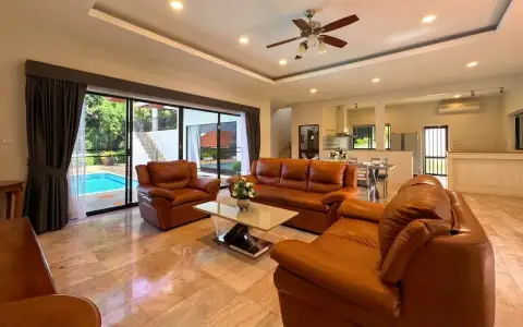 5 Bedroom House for Sale in Central Pattaya spacious living room
