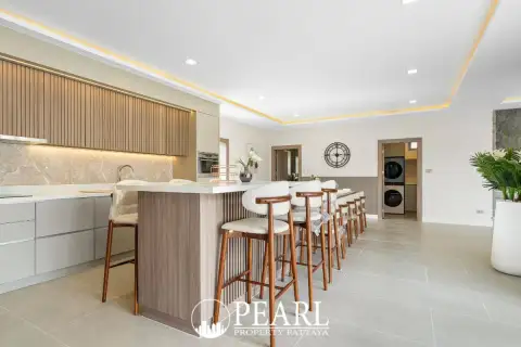 7 Bedroom House for Sale in Huay Yai master bedroom