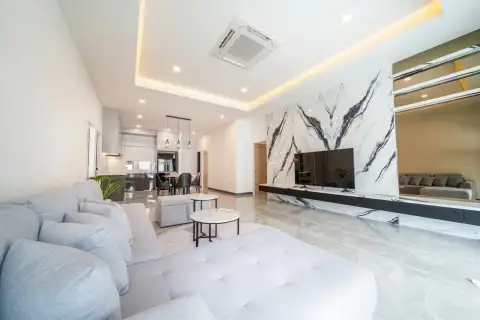 5 Bedroom House for Sale in Central Pattaya modern kitchen with island