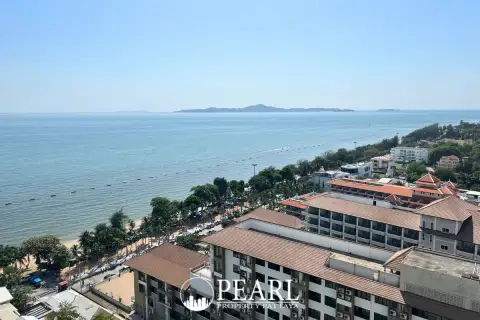 1 Bedroom Condo for Sale in View Talay 7 bedroom with large bed and window