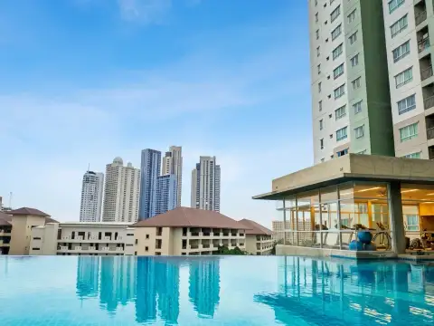 Lumpini Ville Naklua-Wongamat infinity pool overlooking fitness center and Pattaya skyline