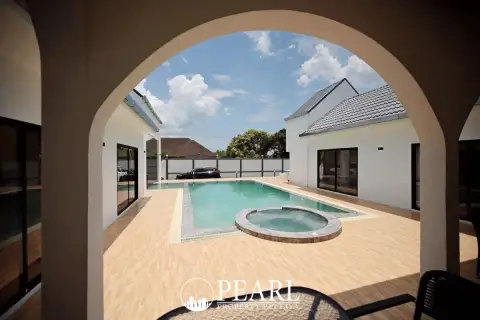 4 Bedroom House for Sale in Central Pattaya master bedroom with ensuite