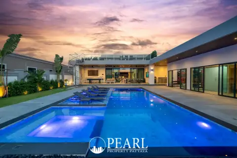 6 Bedroom House for Sale in Central Pattaya modern kitchen
