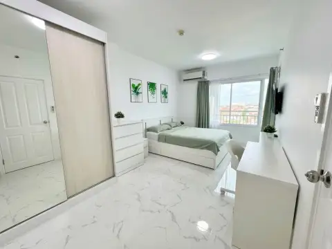 1 Bedroom Condo for Sale at Supalai Mare Pattaya bedroom with mirrored sliding wardrobe and marble flooring