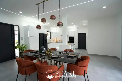 3 Bedroom House for Sale in East Pattaya spacious living room