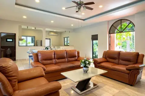 5 Bedroom House for Sale in Central Pattaya modern kitchen