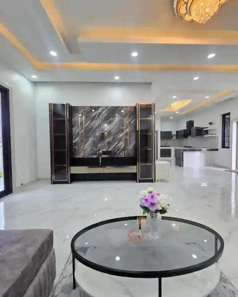 3 Bedroom House for Sale in Bang Sare featuring open-plan living room with marble accent wall and chandelier