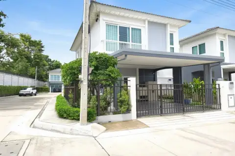 Supalai Ville Pattaya - Motorway two-storey house exterior with carport iron gate and balcony