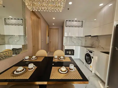 2 Bedroom Condo for Sale at Copacabana Beach Jomtien dining table set with crystal chandelier and marble kitchen
