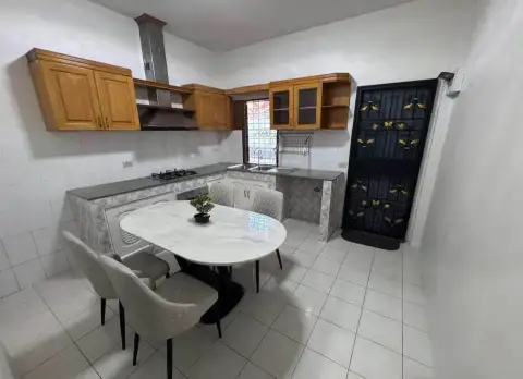 3 Bedroom Townhouse for Rent in East Pattaya kitchen with wooden cabinets, gas stove, and marble dining table
