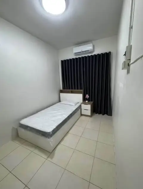 3 Bedroom Townhouse for Rent in East Pattaya single bedroom with tiled floor and wall-mounted air conditioner
