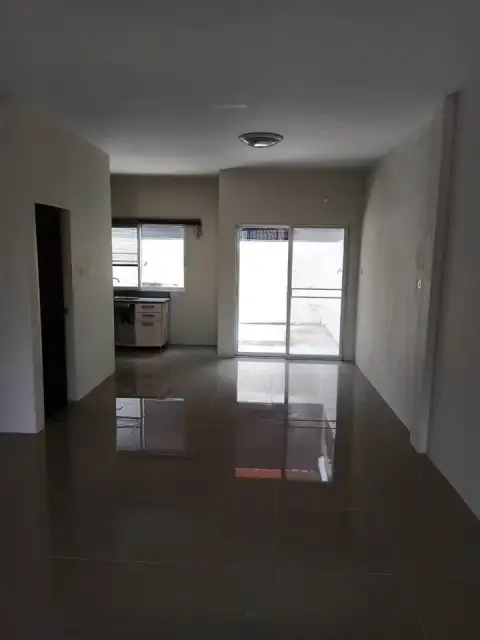 2 Bedroom Townhouse for Rent in East Pattaya open-plan living area with glossy tile floors and kitchenette
