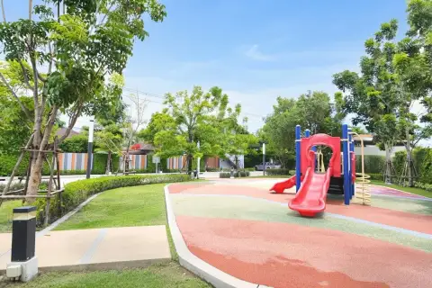 Supalai Ville Pattaya - Motorway outdoor children's playground with red slide and landscaped garden