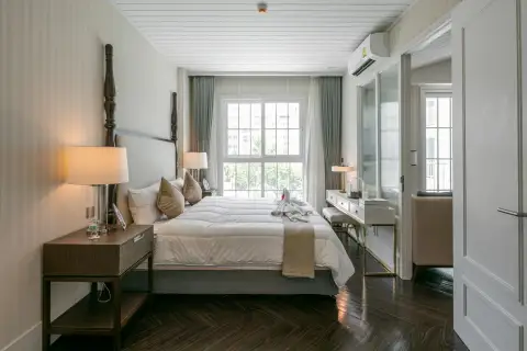 1 Bedroom Condo for Sale at Grand Florida Beachfront Condo Resort Pattaya bedroom with four-poster bed and large window