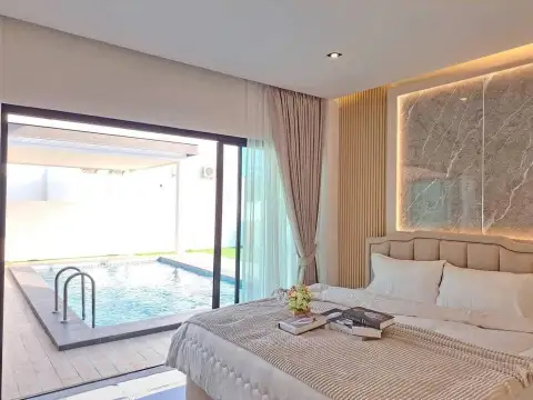 4 Bedroom House for Sale in Huai Yai master bedroom with direct pool access and sliding glass doors
