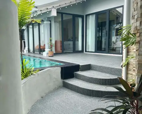 5 Bedroom House for Rent in Jomtien poolside terrace with curved steps and tropical plants