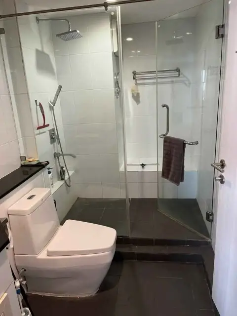 1 Bedroom Condo for Sale at Jomtien Plaza Condotel bathroom with glass-enclosed shower and bathtub