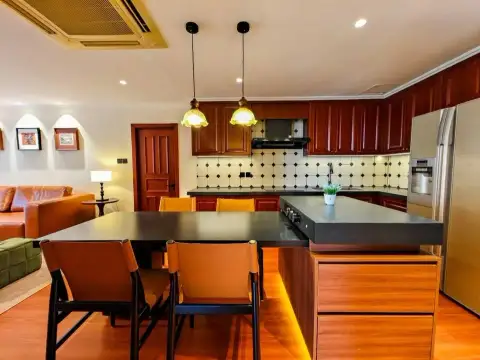 2 Bedroom Condo for Sale at Jomtien Plaza Condotel dining area with kitchen island and leather chairs