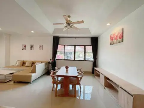 3 Bedroom House for Rent in East Pattaya combined living and dining space with sofa, dining table and ceiling fan
