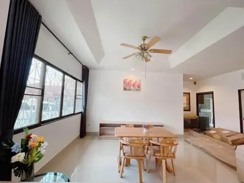 3 Bedroom House for Rent in East Pattaya dining area with wooden table, chairs and ceiling fan