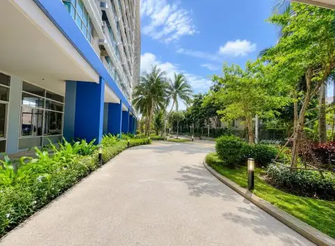 1 Bedroom Condo for Rent at Lumpini Park Beach Jomtien landscaped walkway with palm trees and greenery