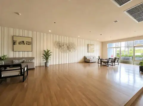 1 Bedroom Condo for Rent at Lumpini Park Beach Jomtien spacious common lounge with wooden floor and seating