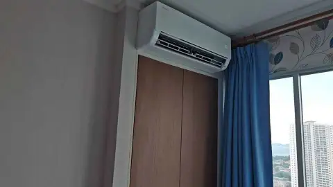 1 Bedroom Condo for Rent at Lumpini Ville Naklua-Wongamat bedroom air conditioning unit and wardrobe