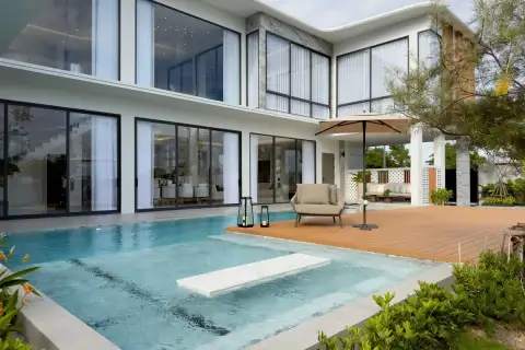 5 Bedroom House for Sale in East Pattaya master bedroom with ensuite